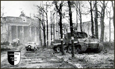 Tiger Panzer vor dem Brandenburger Tor Mail 1945