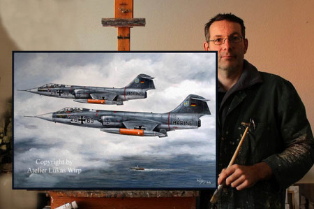 Militärmaler Lukas Wirp mit seinem Starfighter Gemälde